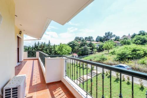 Ein Balkon oder eine Terrasse in der Unterkunft Villa Acropolis Serres With Parking Next to Center