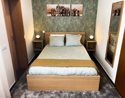um quarto com uma cama com duas mesas de cabeceira em House 9 Guimarães em Guimarães