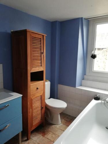 La salle de bains est pourvue de toilettes et d'une armoire en bois. dans l'établissement Maison, Cité Plantagenêt, 20 m de la parade des pilotes 24 h, 20 mn en tram du circuit, au Mans