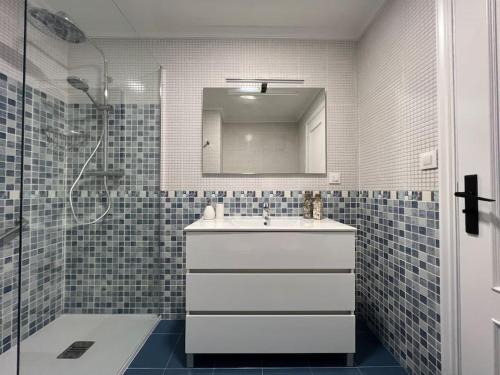 Et badeværelse på Amplio, cómodo y estiloso apartamento