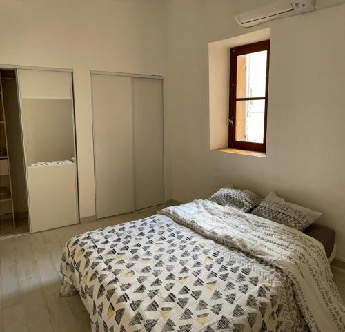 une chambre avec un lit, une fenêtre et un miroir dans l'établissement T2 Aix centre climatisé, à Aix-en-Provence