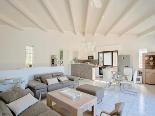 sala de estar con sofá y mesa en Maison calme aperçu mer avec piscine privée à 28, en Saint-Palais-sur-Mer