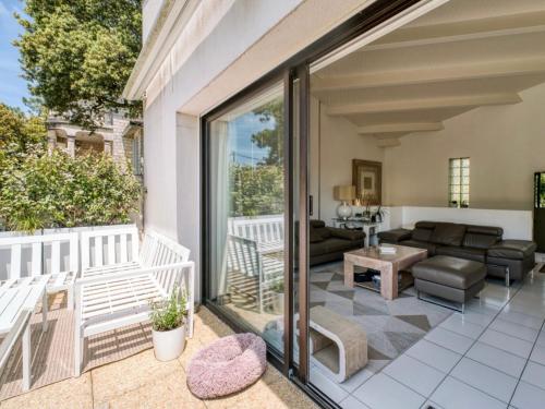 - Balcón con sofá y mesa en Maison calme aperçu mer avec piscine privée à 28, en Saint-Palais-sur-Mer