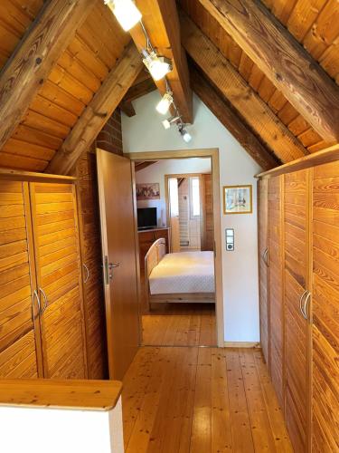 sypialnia z łóżkiem w pokoju z drewnianym sufitem w obiekcie Ferienwohnung Oda w mieście Bad Gandersheim
