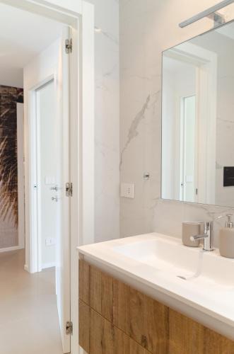 Photo de la galerie de l'établissement [ApuliaLux] Seaview Prestige Apt / Jacuzzi + Parking, à Polignano a Mare