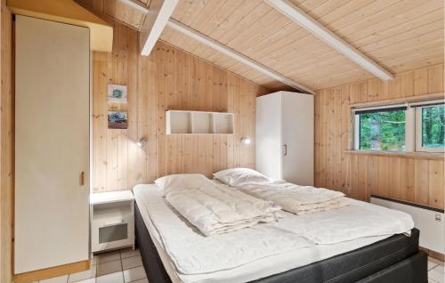 FjellerupにあるAmazing Home In Glesborg With Sauna, Wifi And Indoor Swimming Poolの木製の壁のベッドルーム1室