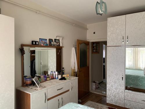 baño con lavabo y espejo grande en Kabil House, en Rize