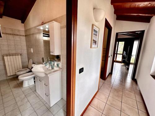 Koupelna v ubytování [3BR] villetta con panoramica sul lago