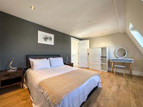 ロンドンにあるParkway residencesのベッドルーム1室(ベッド1台、テーブル、冷蔵庫付)
