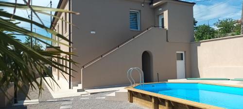 eine Villa mit einem Pool neben einem Gebäude in der Unterkunft Commodious house in Rijeka with 5 bedrooms in Rijeka
