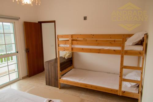 a bedroom with two bunk beds in a room at Solar da Calçada in Pinhão