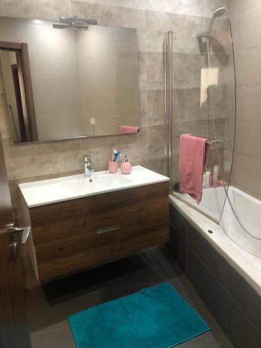 a bathroom with a sink and a shower and a tub at Stanza vicino Paceville e San Giuliano in Is-Swieqi
