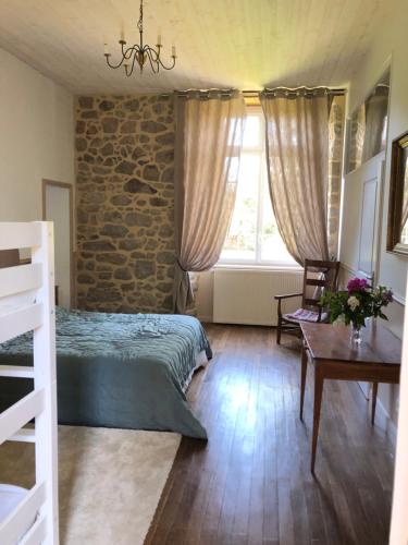 - une chambre avec un lit, une fenêtre et une table dans l'établissement Gîte du Sacré-Coeur - 25 mn du Puy du fou, à Saint-Aubin-de-Baubigné