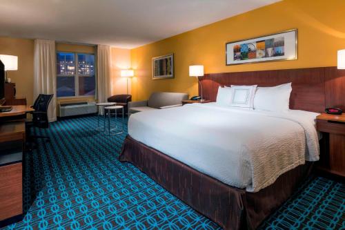 una camera d'albergo con un grande letto e una scrivania di Fairfield Inn Kansas City Downtown/Union Hill a Kansas City