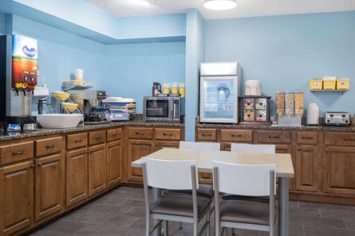 Tiện nghi pha trà/cà phê tại Days Inn by Wyndham Hamilton