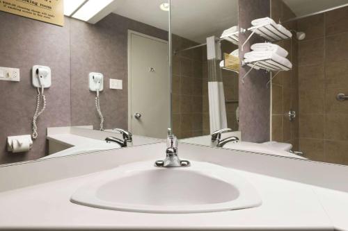 Φωτογραφία από το άλμπουμ του Days Inn by Wyndham Ottawa West στην Οττάβα
