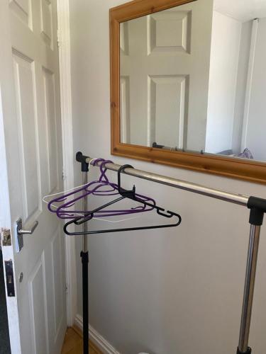 een paars handdoekenrek voor een spiegel bij LivingWater in Manor