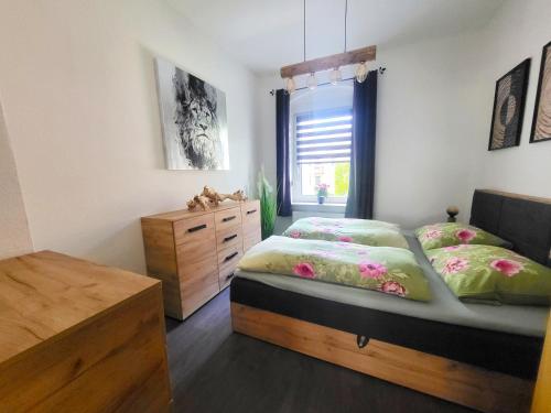 1 dormitorio con 2 camas y ventana en Ferienwohnung SehrGemütlich, en Lichtenstein