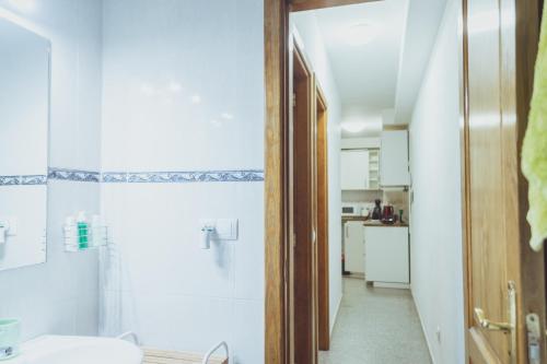 La salle de bains est pourvue d'une douche et de toilettes. dans l'établissement Camino del Charco, à Arrecife