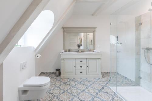 a bathroom with a toilet and a sink and a shower at Nordisch noble Lebensart WE 1 in Bargum