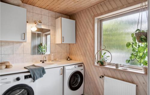 a laundry room with a washing machine and a window at Beautiful Home In Fredensborg With Wifi in Fredensborg