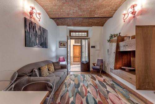 a living room with a couch and a table at Vedetta Townhouse - camere e appartamenti nel centro storico by Be Vedetta in Scarlino