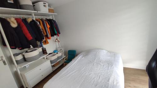 a bedroom with a bed and a white closet at Magnifique maison à 5 mns du circuit des 24h à pieds in Le Mans