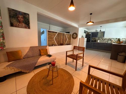 - un salon avec un canapé et une table dans l'établissement Kapumati Villa - Évasion en Martinique, à Sainte-Anne