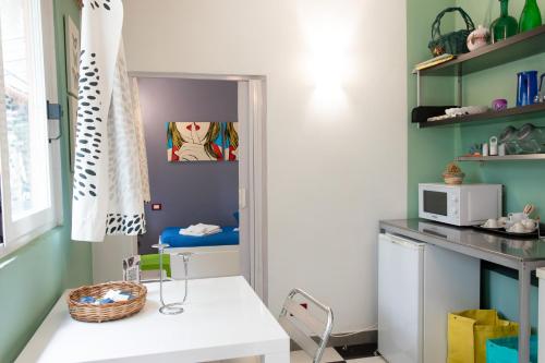 a room with a white table and a microwave at Villa Guelfi in Cascina