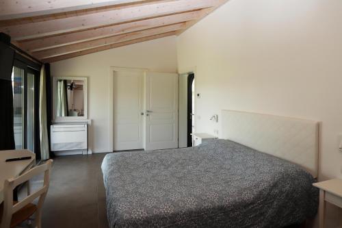 a bedroom with a bed and a table and a desk at Ca' del Portego in Tessera