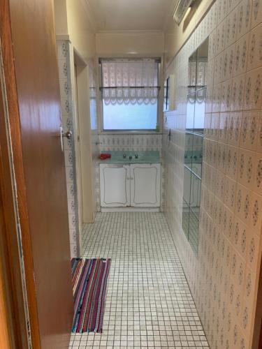 Baño con ducha a ras de suelo junto a una puerta en Corio (Geelong) Holiday Villa, en Corio