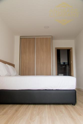 a bedroom with a large bed in a room at Refúgio da Suite 4 in Pinhão