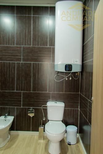 a bathroom with a toilet and a sink at Refúgio da Suite 4 in Pinhão