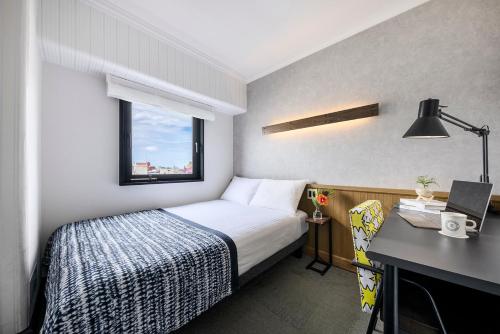 Ein Bett oder Betten in einem Zimmer der Unterkunft Estinate Hotel Naha