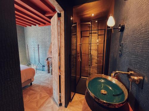 a bathroom with a green sink and a shower at Boutique Hotel Bajoene in Middelburg