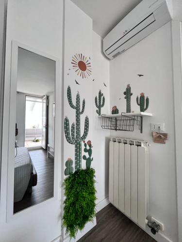 een slaapkamer met een cactus aan de muur en een spiegel bij Innsud in Nardò