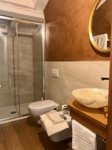 a bathroom with a toilet and a sink and a shower at Tenuta La Quassa in Ispra