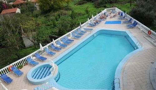 una vista aérea de una piscina con tumbonas y sidx sidx en Amare Apartments, en Tsilivi