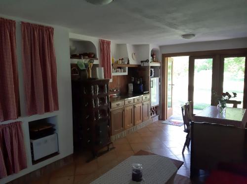 Una cocina o cocineta en Holiday Home Bojko