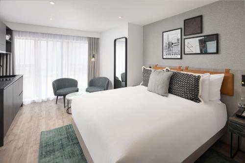曼徹斯特的住宿－Residence Inn by Marriott Manchester Piccadilly，卧室配有一张白色大床