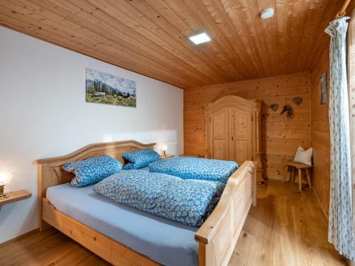 um quarto com uma cama num chalé de madeira em Berggasthof Bichlersee em Oberaudorf