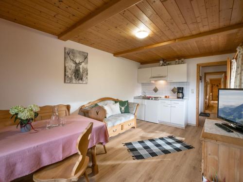 uma sala de estar com uma mesa e um sofá em Berggasthof Bichlersee em Oberaudorf