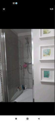 y baño con ducha y aseo. en Maison Avignon, en Aviñón