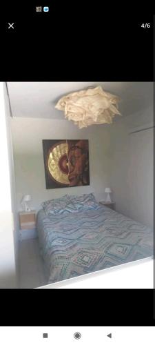 1 dormitorio con 1 cama con una foto en la pared en Maison Avignon, en Aviñón