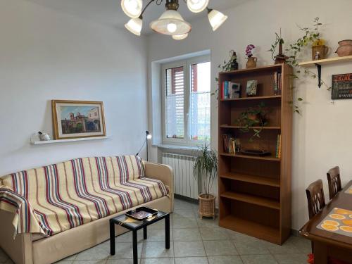 sala de estar con sofá y mesa en Villa Di Martino, en Sant'Egidio del Monte Albino