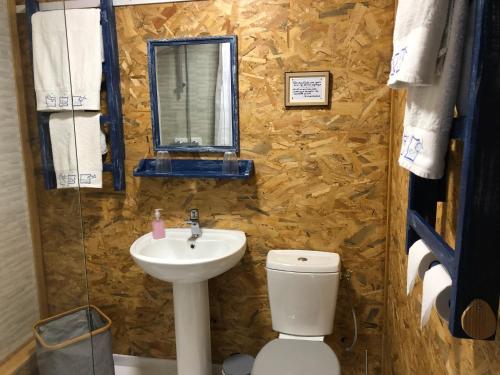 une salle de bain avec un lavabo, des toilettes et un miroir dans l'établissement La Maison de Lavande, à Queaux