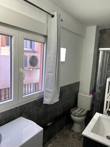 La salle de bains est pourvue de toilettes et d'une fenêtre. dans l'établissement Casa Manoli, à Torremolinos