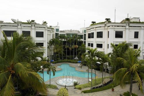 Blick auf ein Gebäude mit Pool in der Unterkunft Le Royal Meridien Chennai in Chennai