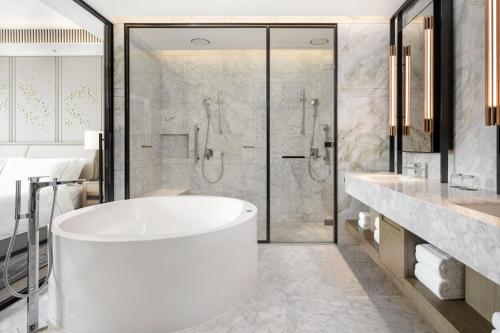 Das Bad ist mit einer Badewanne und einer Dusche ausgestattet. in der Unterkunft The Westin Beijing Financial Street in Peking