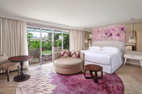 um quarto com uma cama, um sofá e uma mesa em Sheraton Bandung Hotel & Towers em Bandung